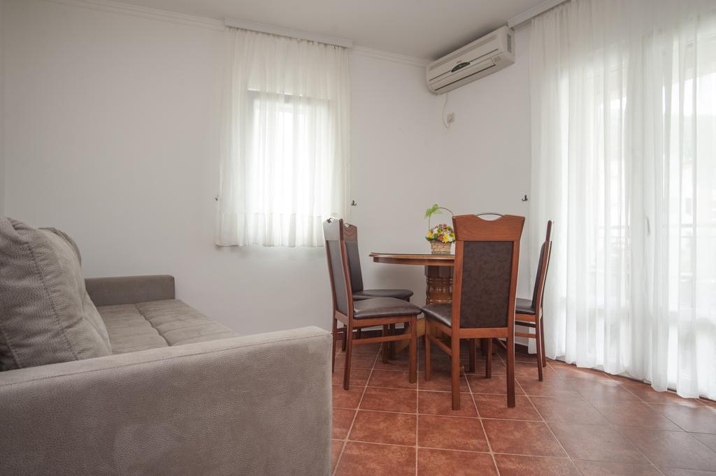 Guest House Medin Petrovac na moru Exterior foto